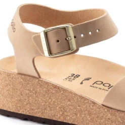 Women's Birkenstock Glenda - Sand Castle -The Famous Shoe Store BIRKENSTOCK WOMENS W GLENDA 1022966 SANDCSTL SANDCASTLE DETAIL 33881.1676478503